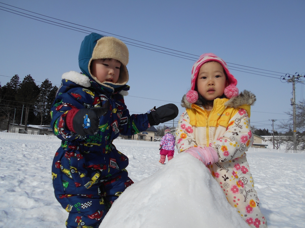 雪遊び 乳児組 イベント日記 米沢市のこども園 戸塚山こども園の公式ホームページ